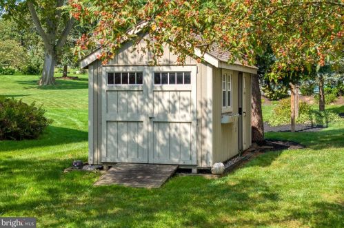 1827 Krystle Dr, Lancaster PA  17602-4149 exterior