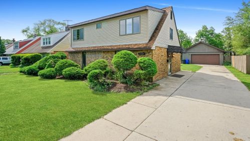 8727 43rd St, Lyons, IL 60534-1010