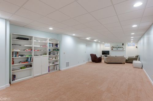 6529 Bentley Ave, Willowbrook IL 60527-1832 exterior