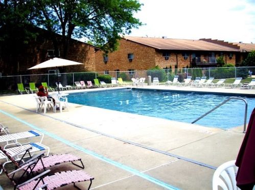 818 Old Willow Rd, Wheeling IL  60070-2151 exterior