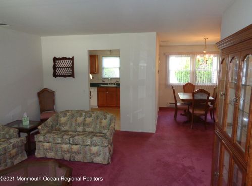 20 Chestnut Ave, Lakehurst, NJ 08759-2365