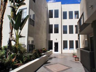 10125 Palms Blvd, Los Angeles CA  90034-3800 exterior