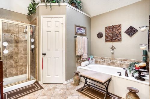 2210 Meadowstone Dr, Carrollton TX 75006-2642 exterior