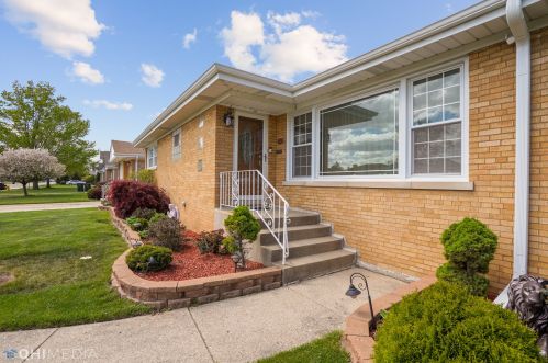 6800 Oakton Ct, Niles IL  60714-3013 exterior