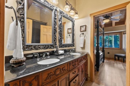 11030 Ski Slope Way, Truckee CA  96161-6603 exterior