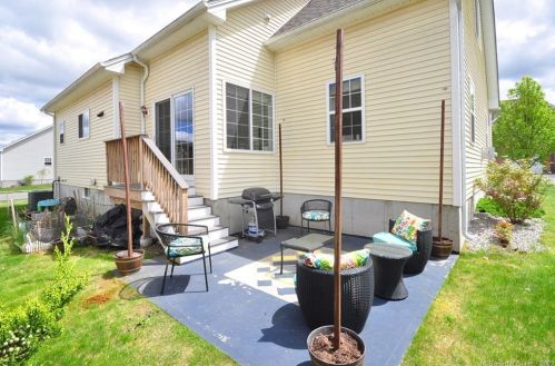 75 Windermere Village Rd, Ellington CT  06029-3933 exterior