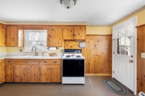 5 Greenwood Ave, Coventry, RI 02816-7518