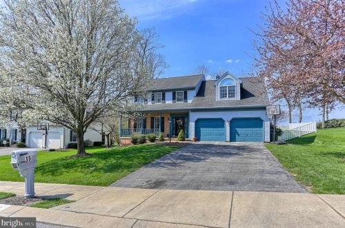 15 Frank Dr, York, PA 17402-7845