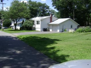 13 Carteret Rd, Hopatcong, NJ 07843-1005