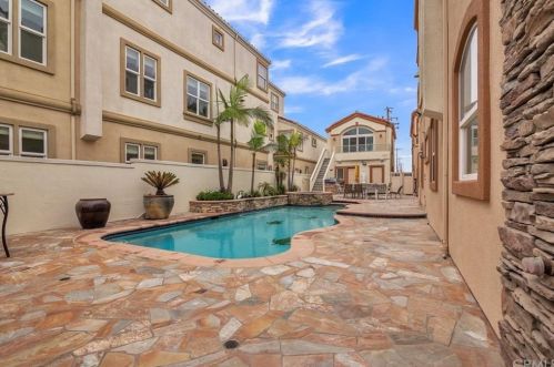1610 Pacific Coast Hwy, Huntington Beach CA  92648-4434 exterior