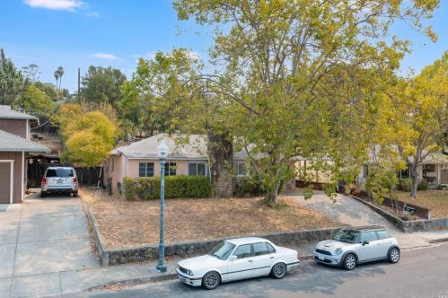 1006 Sunnyside Dr, Healdsburg, CA 95448-3519