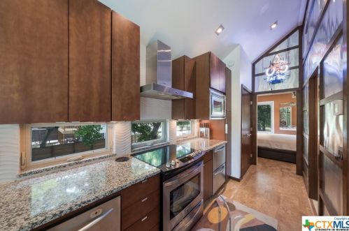 332 Mdw Lk Dr, Seguin TX 78155-9206 exterior