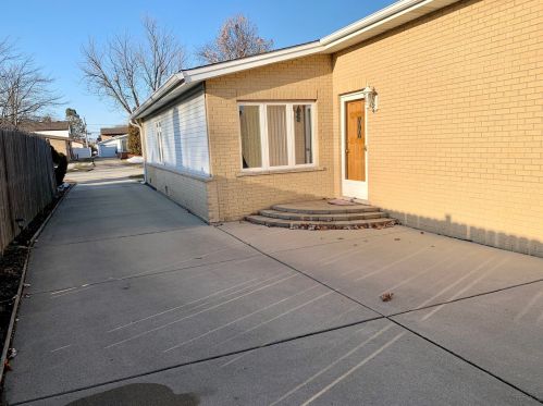 8453 North Ter, Niles IL  60714-2369 exterior