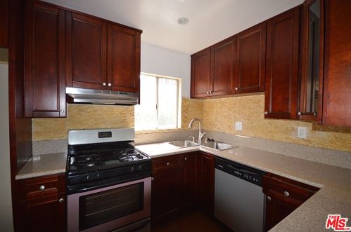 7319 Hazeltine Ave, Van Nuys, CA 91405-5628