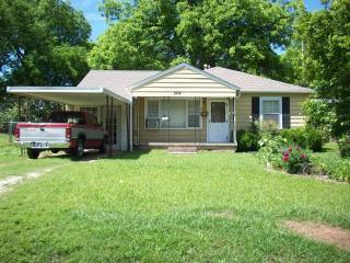 504 Chickasaw St, Wynnewood, OK 73098-4814