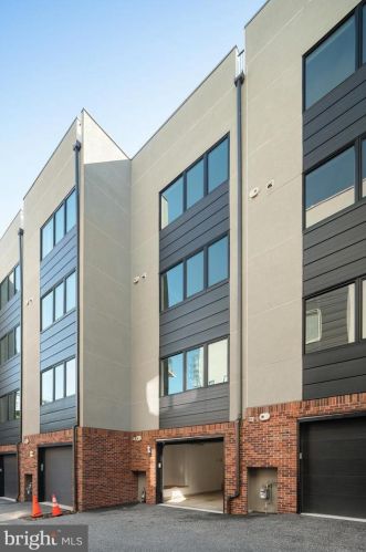 146 Front St, Philadelphia PA 19106-0020 exterior