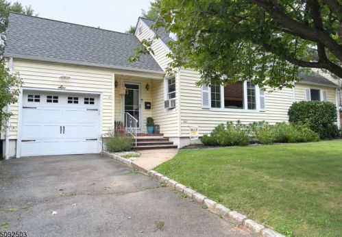 6 Glenview Dr, Town Center, NJ 07052-1006
