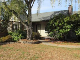 6911 Oak St, Portland OR  97216-2454 exterior
