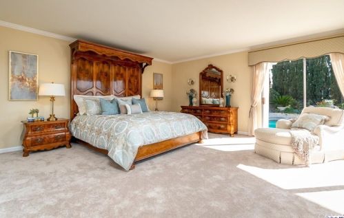 1629 Heather Ridge Dr, Glendale CA  91207-1035 exterior