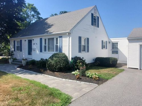139 Coggeshall Ave, Middletown, RI 02840-4247