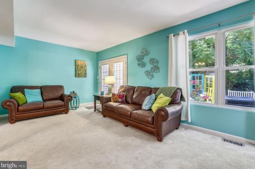 24 Kinsman View Cir, Silver Spring, MD 20901-1652