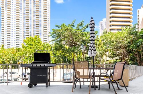 1676 Ala Moana Blvd, Honolulu HI  96815-1433 exterior