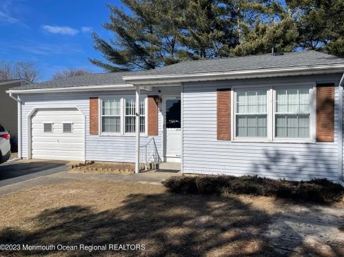 34 Keene St, Lakehurst, NJ 08759-2338