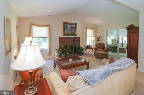 27 Fireside Cir, Columbus, NJ 08022-1016