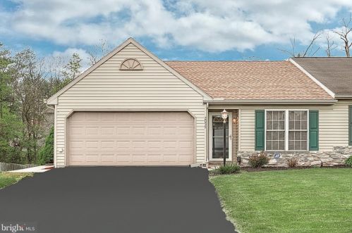 2059 Wyatt Cir, York, PA 17315-3675