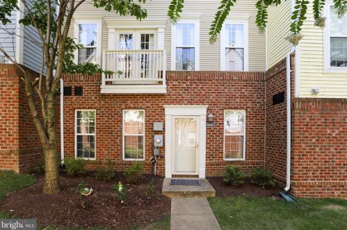 8065 Nicosh Circle Ln, Falls Church, VA 22042-1268