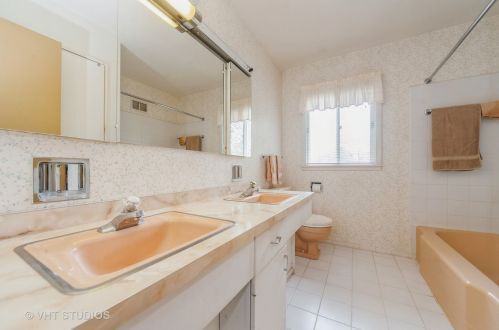 821 Castlewood Ln, Bannockburn IL  60015-2605 exterior