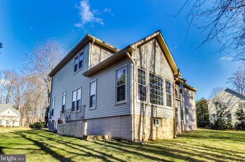 6420 Lake Meadow Dr, Springfield VA  22015-3927 exterior