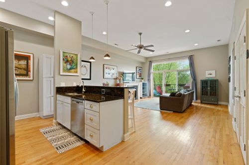 2934 Montrose Ave, Chicago, IL 60618-1470