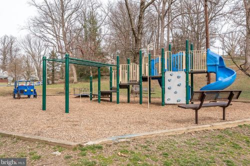 9233 Three Oaks Dr, Silver Spring MD 20901-3372 exterior