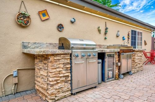 3719 Fairesta St, Glendale CA 91214-1718 exterior