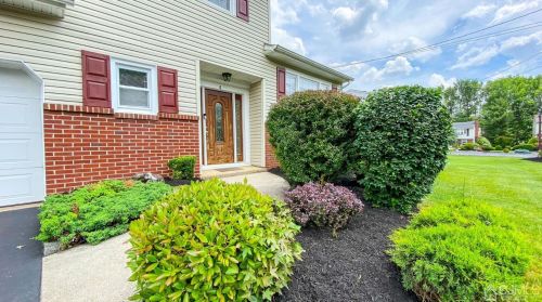 4 Hummingbird Ln, Edison, NJ 08820-2756