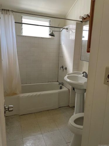 621 Ihe St, Honolulu HI  96817-2240 exterior