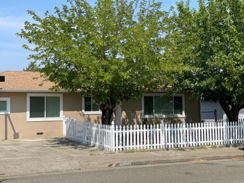 102 Thompson Ave, Ukiah, CA 95482-6544
