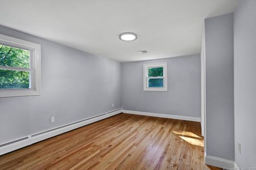 19 Mohawk Cir, Windsor CT  06095-2656 exterior