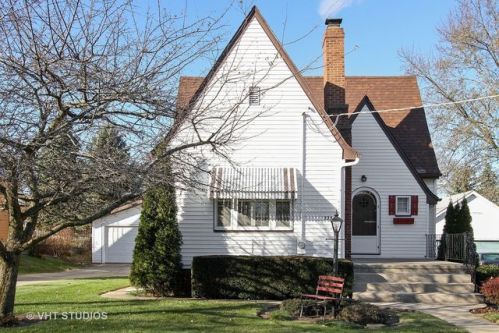 325 Pleasant St, Bull Valley, IL 60098-3236