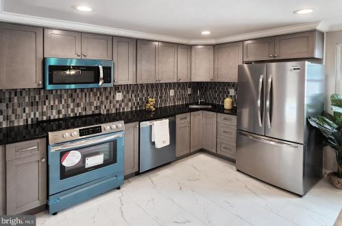 8406 Great Lake Ln, Springfield VA  22153-4004 exterior