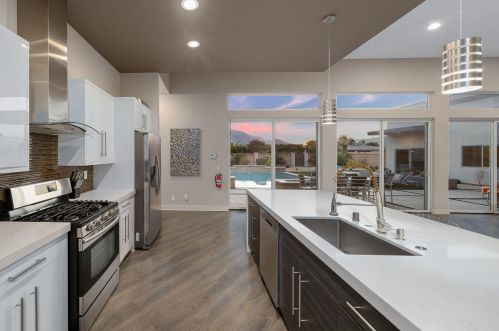 2700 Sunrise Way, Palm Springs, CA 92262-2330