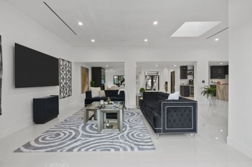 2434 Delisle Ct, Glendale CA  91208-2210 exterior