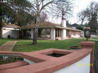 219 Riverside Dr, Roseburg, OR 97470-3084