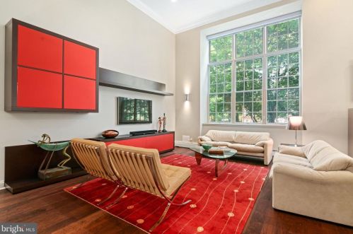 211 4th St, Philadelphia, PA 19106-1801