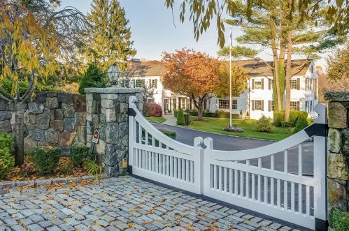 345 Round Hill Rd, Greenwich CT  06831-3303 exterior