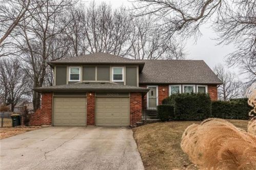 10025 Century Ln, Shawnee Mission, KS 66215-1921