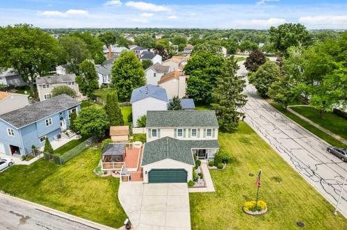 571 Oswego Dr, Carol Stream, IL 60188-9124