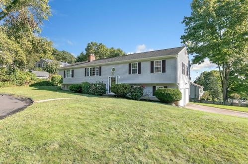 4 Little Fawn Dr, Huntington, CT 06484-2212