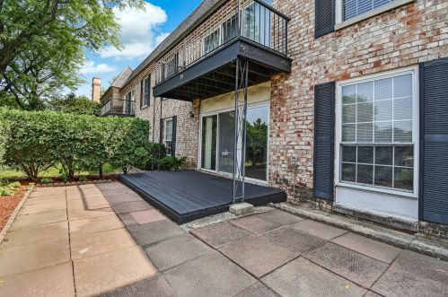 140 Carriage Way Dr, Willowbrook IL  60527-5750 exterior